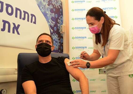 ראש עיריית באר שבע רוביק דנילוביץ' מתחסן // צילום: דודו גרינשפן